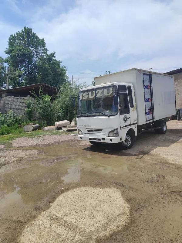 Isuzu furgon yopiq kuzovli yuk mashinasi 2