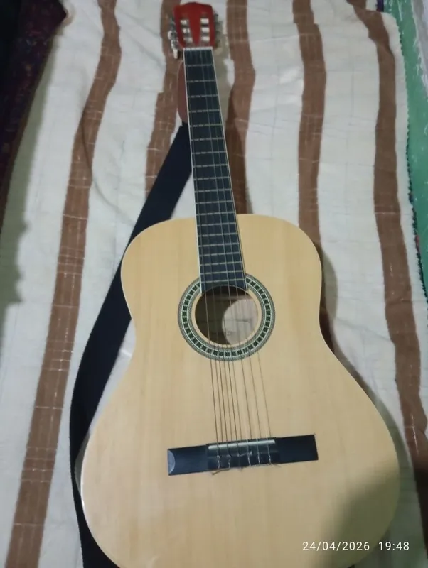 Gitara sotiladi holati yaxshi classik razmeri 40 rangi qaymoqrang