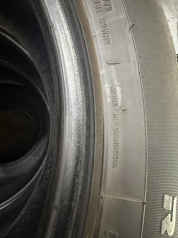 балон сотилади 215/55r17.холати ўрта. 3 балон сотилади 215/55r17.холати ўрта. 3