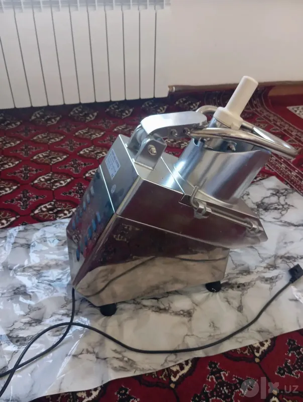 Измельчитель овощей с различными насадками 2 Измельчитель овощей с различными насадками 2
