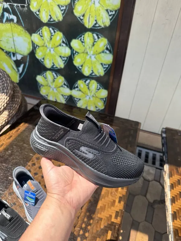 SKECHERS