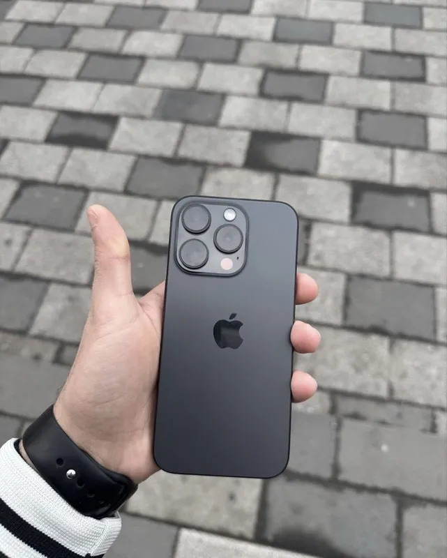 Iphone 15 pro black Titanuim 256 gb 7.8 mln som 1