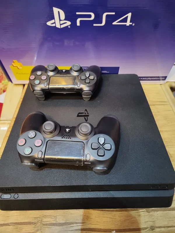 Playstation 4 slim 4 Playstation 4 slim 4