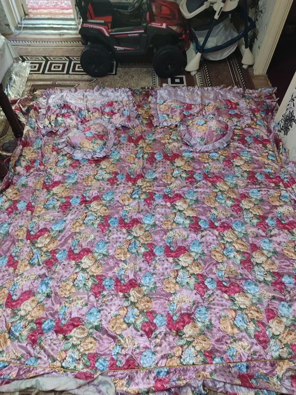 Продам покрывало с наволочками, двухспальная. Каждая по 200т.