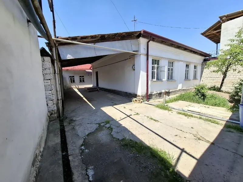 Чирчик Троицкийда ховли сотилади.Ери - 3 соток, хоналари -6 та.