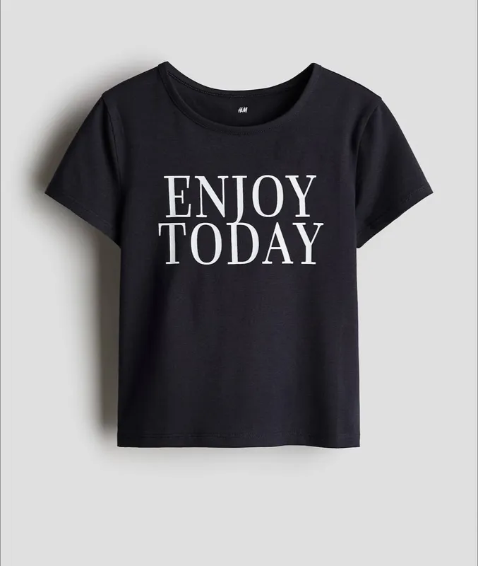 Qizlar uchun H&M futbolkasi 1 Qizlar uchun H&M futbolkasi 1