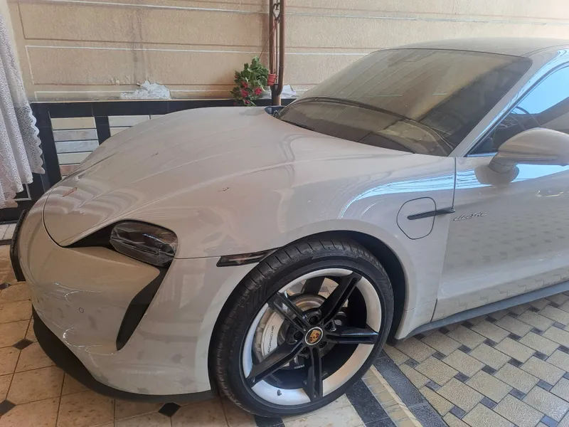 Porsche taycan S sportkar!!!