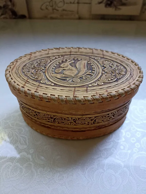 Шкатулка берестяная(дерево), ручная резьба и тиснение