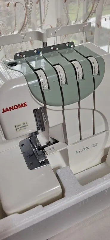 Четырехниточный оверлок Janome MyLock 4952