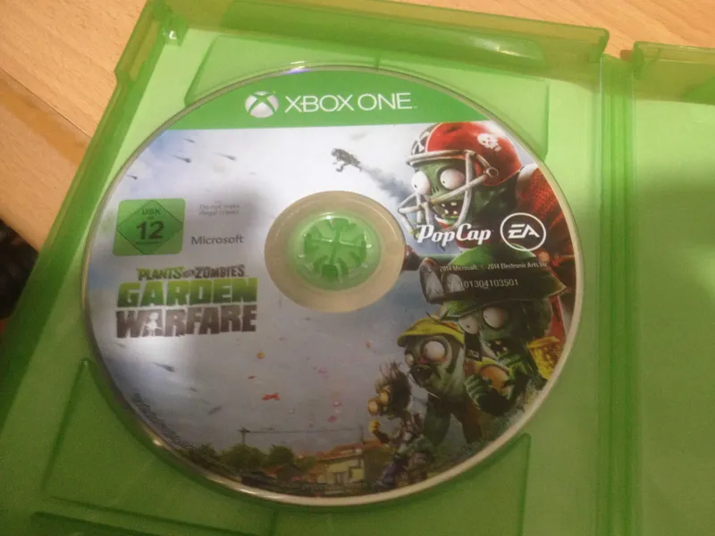 Два диска с играми на xbox one планета зомби и ассасин скрид — фото 3