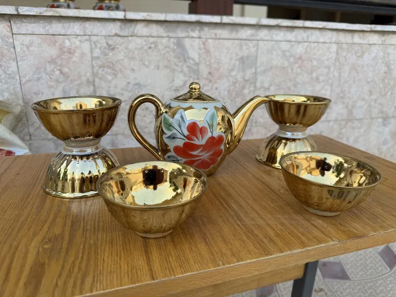 Чайник и пиалушки золотые