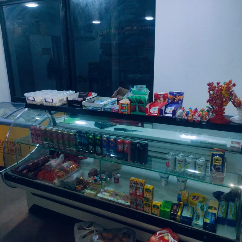 Витрина Ханаделик продаётся, длина 2 м, покупайте. 2