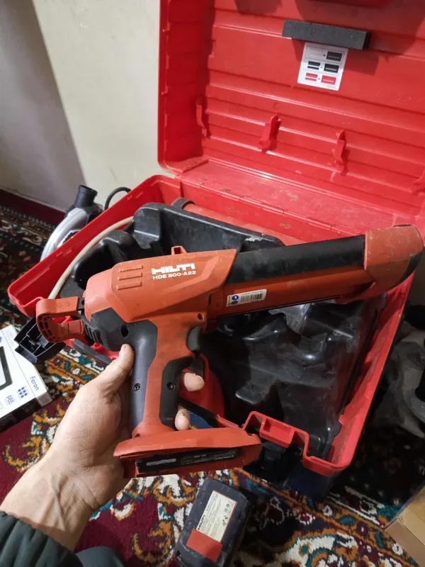 Продаю аккумуляторный дозатор Hilti . 8 Продаю аккумуляторный дозатор Hilti . 8