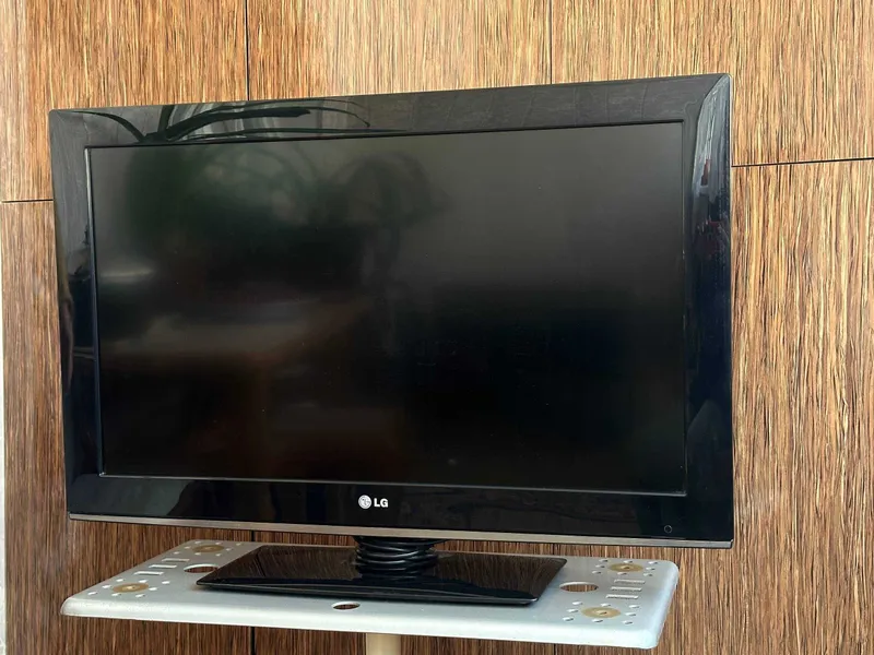 Телевизор LG, диагональ 32. Не смарт.
