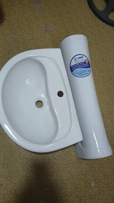 Продаётся раковина тюльпан Keramik.