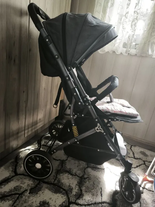 Продаётся лёгкая коляска чемодан