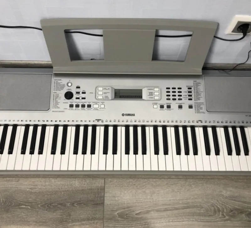 Продаётся синтезатор Yamaha ypt 360 в отличном состоянии. — фото 1