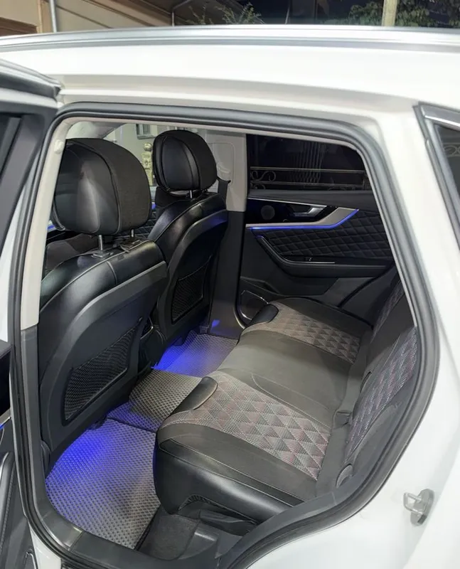 Hongqi HS5 4 Hongqi HS5 4