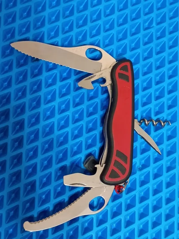Продам небольшую коллекцию ножей Victorinox 5 Продам небольшую коллекцию ножей Victorinox 5