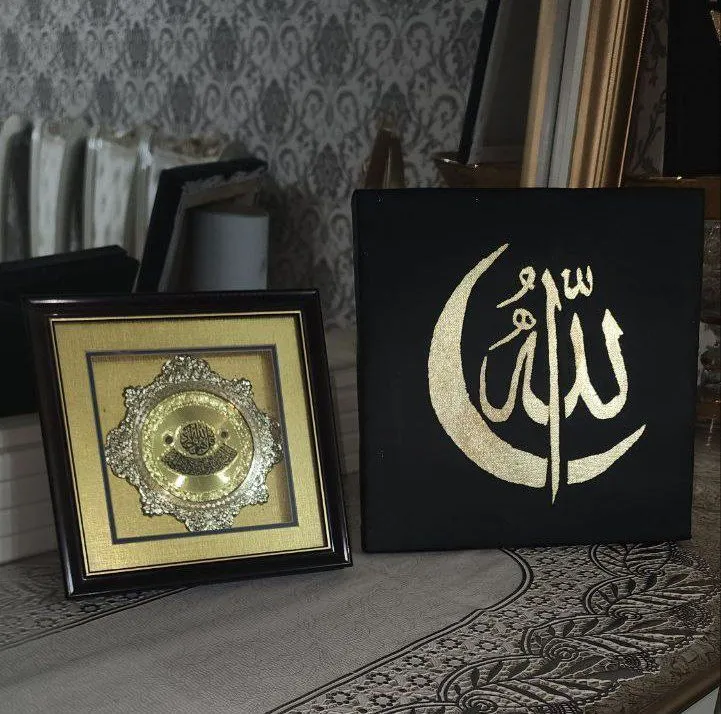 Arabiy kalligrafik kartina "Alloh" soʻzi yozilgan