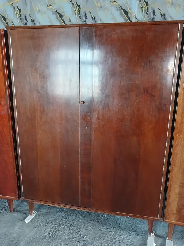 Sifatli vintage shkaf sotiladi!