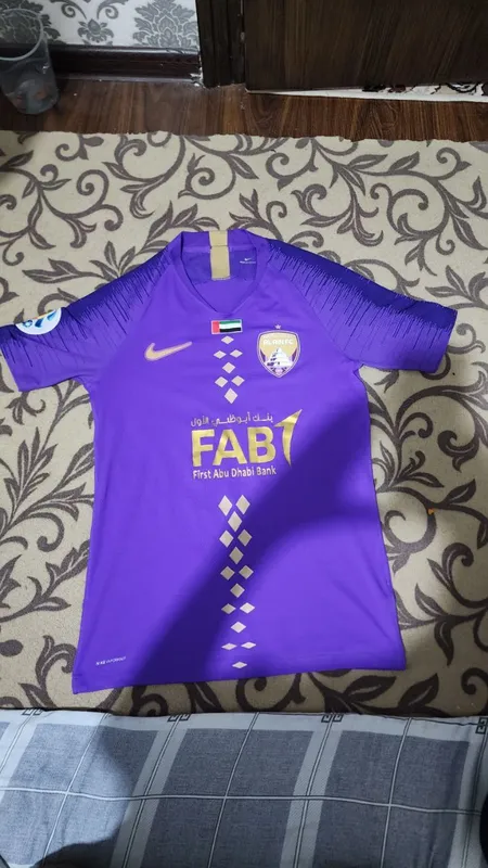 Orginal forma Al-AIN Jamosi futbolchisining orginal formasi