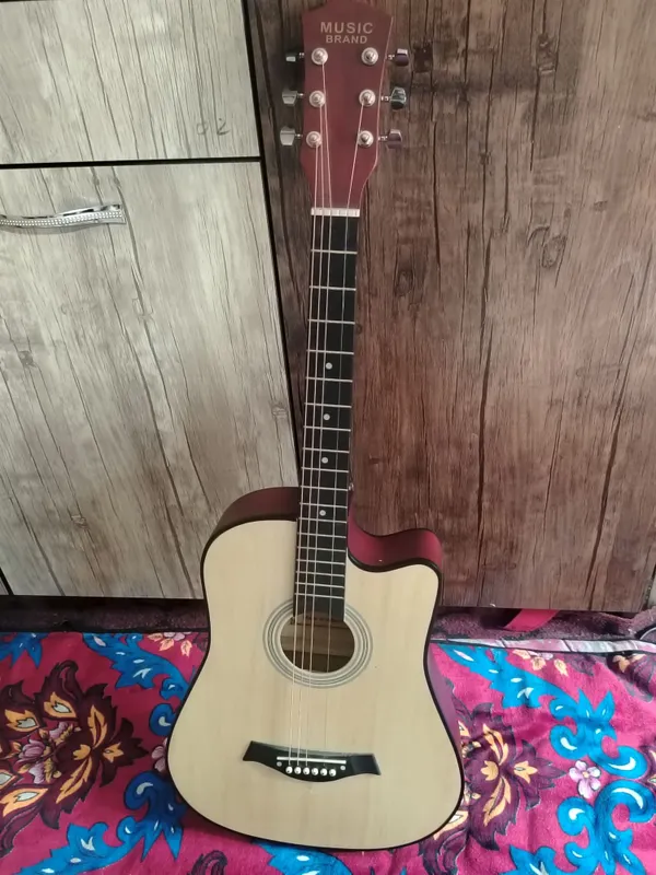 Gitara yangi uncha ishlatilmagan