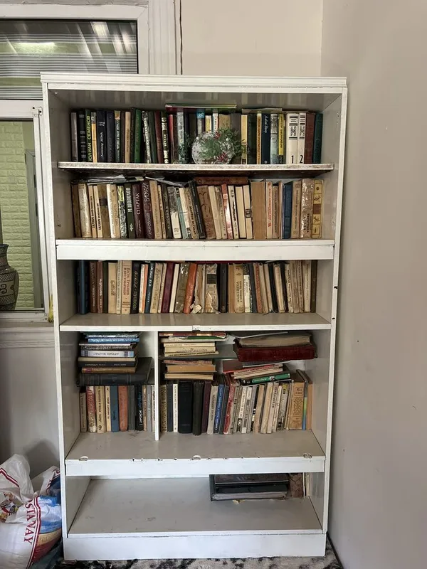 Книжная сатылады, китаплары менен Книжная сатылады, китаплары менен