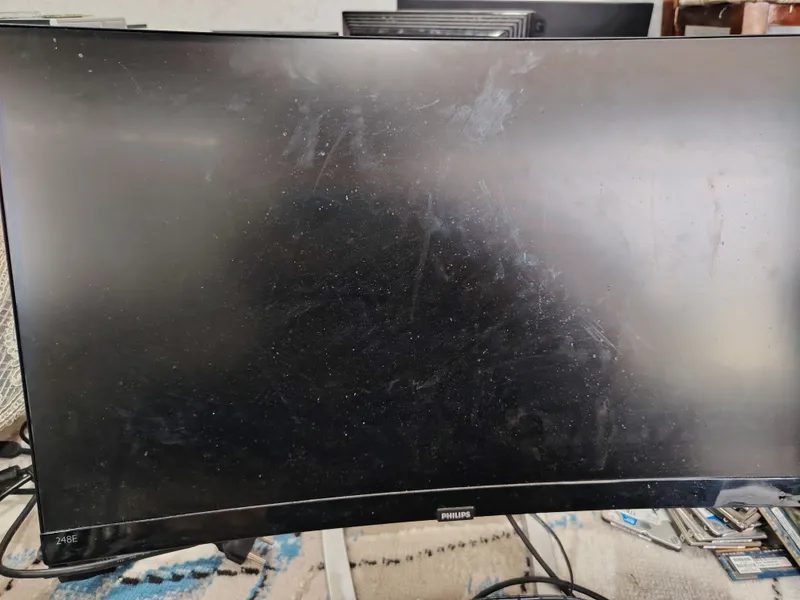 Monitor Phillips 24 curved.