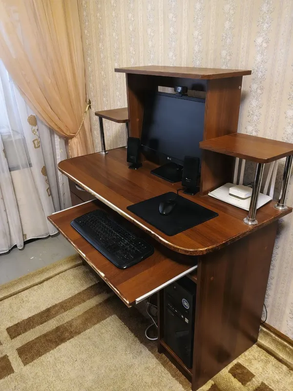 Продаётся компьютерная и письменный стол — фото 1 Продаётся компьютерная и письменный стол — фото 1