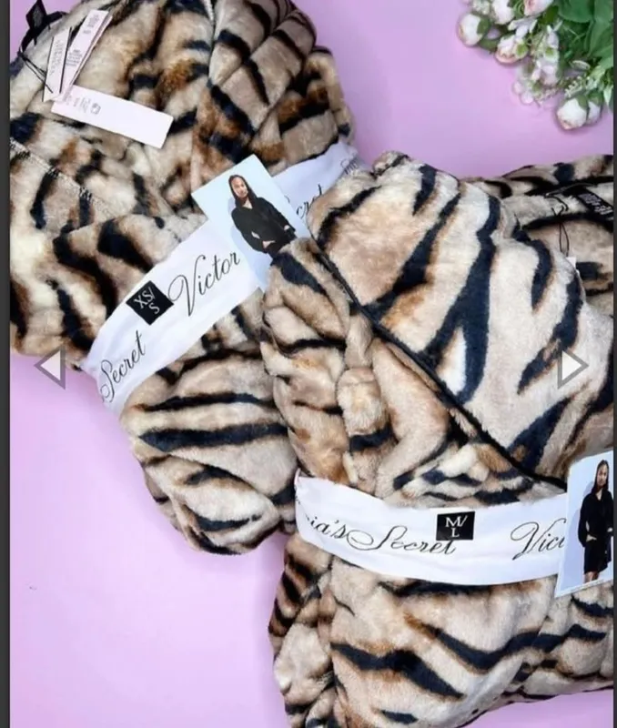 Ayollar uchun eksklyuziv xalat Victoria 's Secret 2 Ayollar uchun eksklyuziv xalat Victoria 's Secret 2