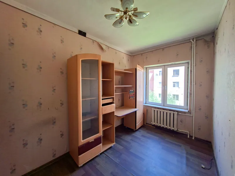 Kadisheva bozori yonida 3 xonali sotiladi 1