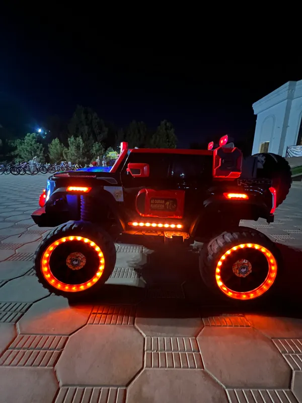 Toyota jeep,svetlari xar hil yonadi, ideal holatda 2