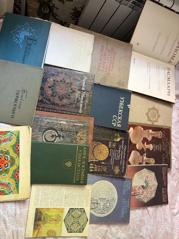 Turli yo‘nalishdagi kitoblar, disklar bilan ham bor 4 Turli yo‘nalishdagi kitoblar, disklar bilan ham bor 4
