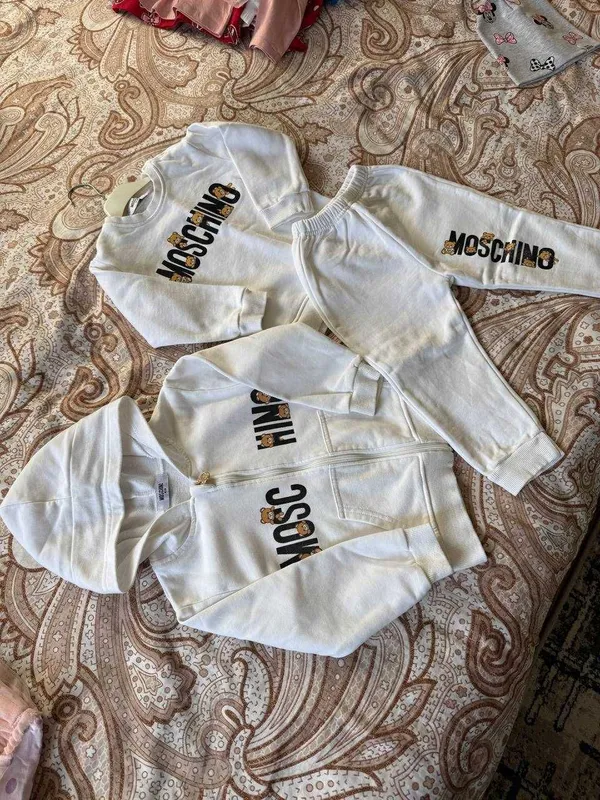 Срочно! Костюм 3-ка ф. Moschino 2-3 года (Унисекс) — фото 1
