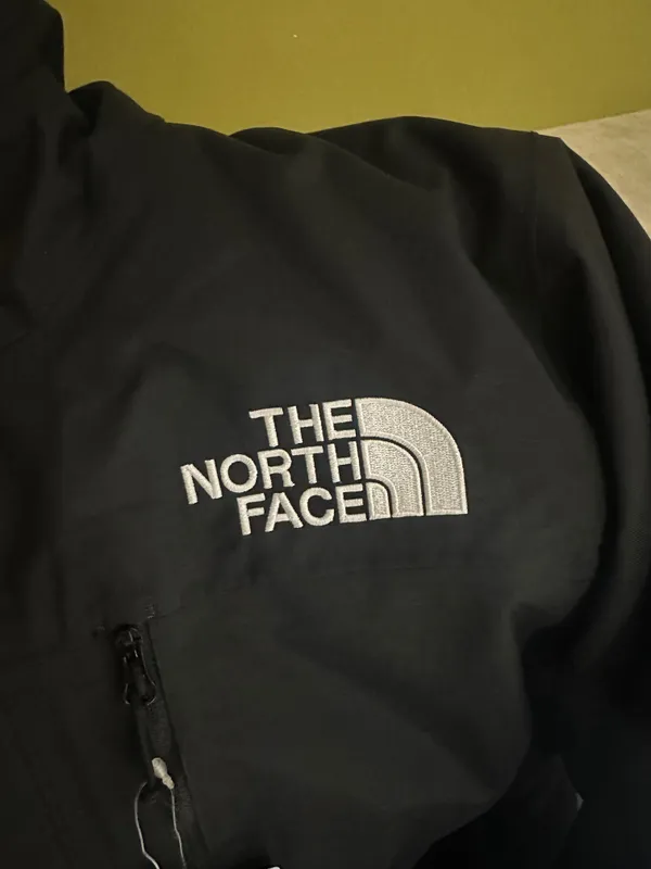 Новая куртка The North Face, черная, размер М — фото 5