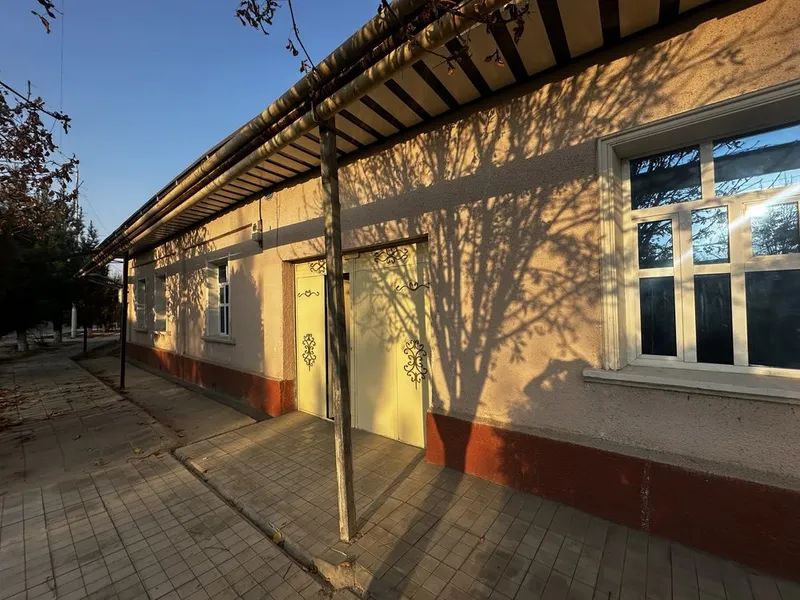 Uy sotiladi,xovli ,holati zur,5 sotok ,narxi kelishiladi — фото 3 Uy sotiladi,xovli ,holati zur,5 sotok ,narxi kelishiladi — фото 3