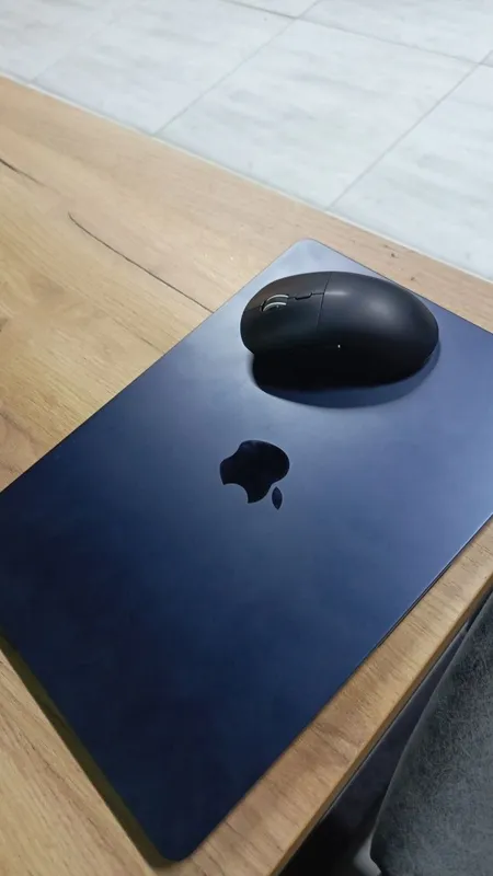 MacBook AIR M2 . 4 MacBook AIR M2 . 4