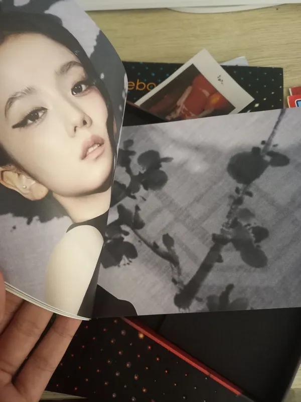 Альбом Jisoo "Flower" 3