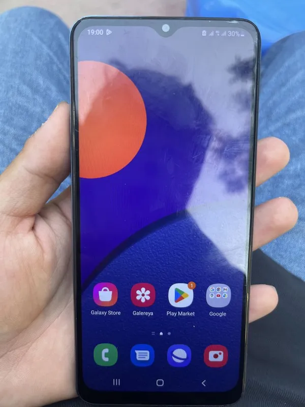 Samsung M12 sotiladi 1
