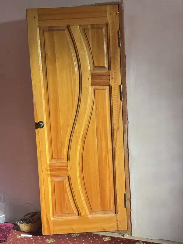 Sifati zor taxta eshiklar sotiladi