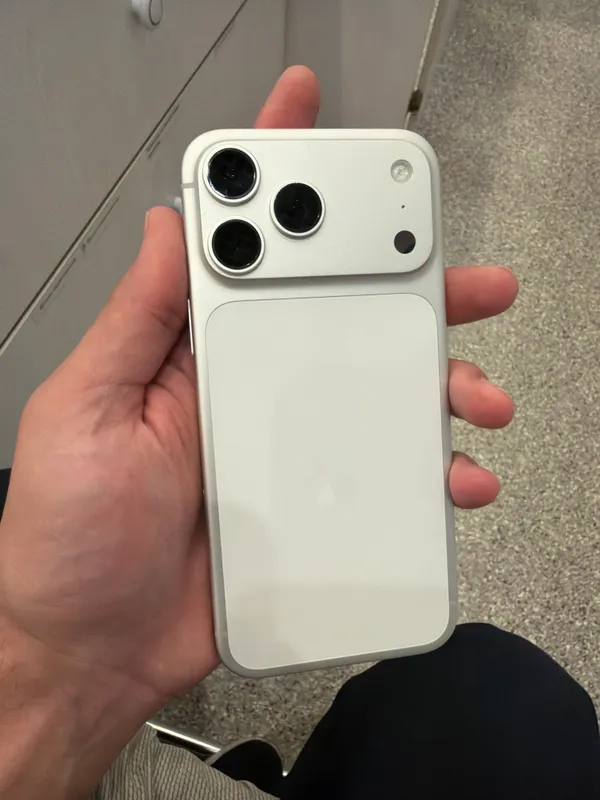 iPhone 17 pro max silver — фото 1