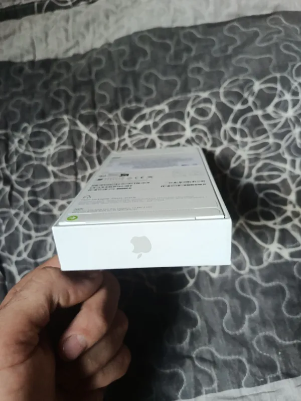 Продам Iphone 17e белого цвета 8/255 новый 2