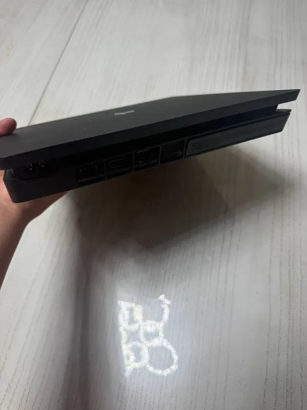 Playstation 4 slim, 2 jostik original 4 Playstation 4 slim, 2 jostik original 4