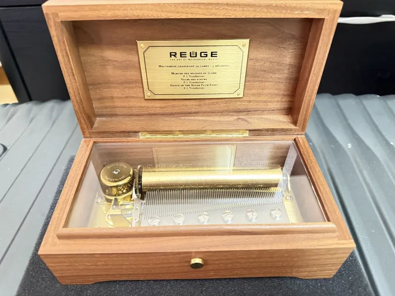 Новая швейцарская музыкальная шкатулка REUGE