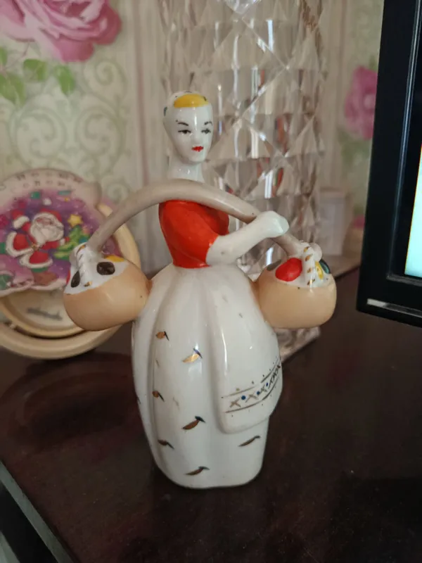 Девушка с коромыслом (ЗХК) фарфоровая статуэт 1
