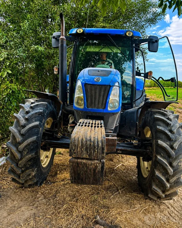 Traktor "New Holland T6070 + 4 korpusli Sukov plugi bilan 2 Traktor "New Holland T6070 + 4 korpusli Sukov plugi bilan 2