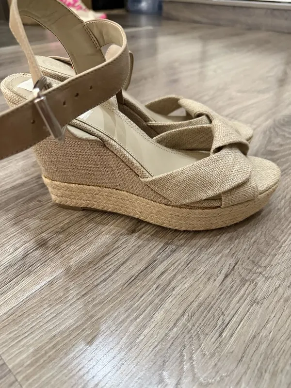 Оригинальные босоножки GUESS — фото 1