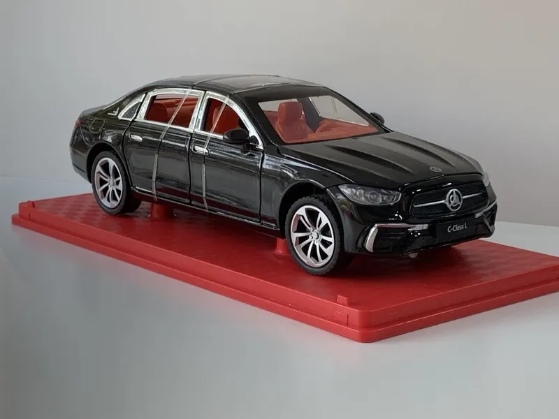 Modelka Mercedes-Benz C260L, Mercedes-Benz E-Class 1:24 3