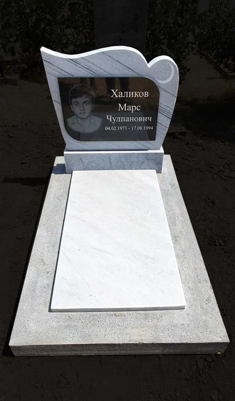 Памятник из белого мрамора — фото 4